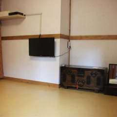 Отель Hyosunjae Hanok Guesthouse 2* Стандартный номер с различными типами кроватей (общая ванная комната) фото 2