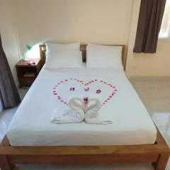 Отель Patamnak Beach Guesthouse 3* Улучшенный номер с различными типами кроватей фото 7