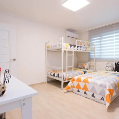 Отель Stay Now Guest House Hongdae Стандартный семейный номер с двуспальной кроватью фото 3