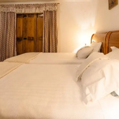 Отель Pingueis House сейф в номере