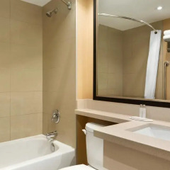 Отель Travelodge by Wyndham Toronto East 2* Стандартный номер с различными типами кроватей фото 5
