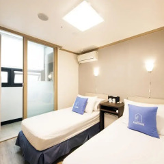 Отель K-guesthouse Sinchon 2 2* Номер Делюкс с 2 отдельными кроватями фото 2