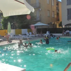 Hotel Villa Del Parco Римини бассейн фото 3