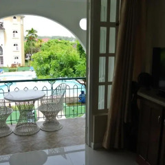 Отель Beach One Bedroom Suite 13 балкон