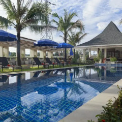 Отель Impress Resort бассейн