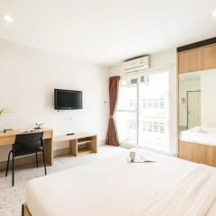 Отель The Fifth Residence 3* Улучшенный номер с двуспальной кроватью фото 2