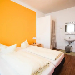 Отель Pension/Guesthouse am Hauptbahnhof Стандартный номер с двуспальной кроватью (общая ванная комната) фото 32