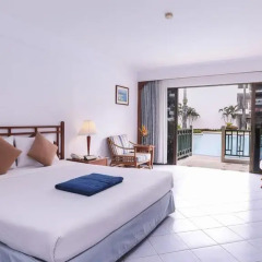 Отель Amora Beach Resort Phuket 4* Номер Делюкс двуспальная кровать фото 4
