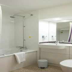 Отель Premier Inn London Kensington ванная фото 2