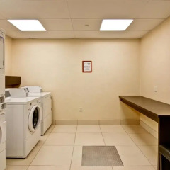 Отель Hampton Inn by Hilton Toronto Airport Corporate Centre Канада, Торонто - отзывы, цены и фото номеров - забронировать отель Hampton Inn by Hilton Toronto Airport Corporate Centre онлайн банкомат
