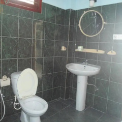 Отель Main Reef Guest House Хиккадува ванная