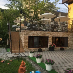Гостиница Usadba Dobrogo Doctora Guest House парковка