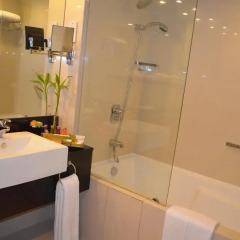 Отель Cinnamon Lakeside Colombo 5* Улучшенный номер с различными типами кроватей фото 3