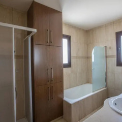 Отель Artemisia Villa Кипр, Протарас - отзывы, цены и фото номеров - забронировать отель Artemisia Villa онлайн ванная
