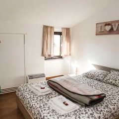 Отель SwordFish Holiday Home комната для гостей