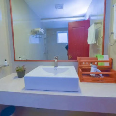 Отель Hathaa Beach Maldives 3* Номер Делюкс с различными типами кроватей фото 14