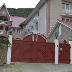 Гостиница Uyutnaya Villa Hostel в Красной Поляне отзывы, цены и фото номеров - забронировать гостиницу Uyutnaya Villa Hostel онлайн Красная Поляна вид на фасад фото 3