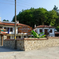 Family Hotel Dinchova kushta парковка