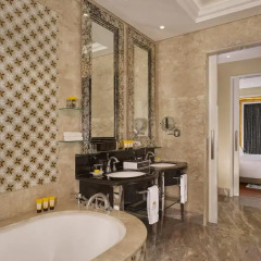 Отель The Reverie Saigon Residential Suites 5* Люкс с различными типами кроватей фото 6