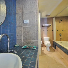 Отель Woraburi Phuket Resort & Spa 4* Улучшенный номер двуспальная кровать фото 12
