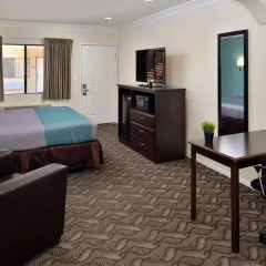 Отель Rodeway Inn & Suites LAX 2* Стандартный номер с различными типами кроватей фото 6