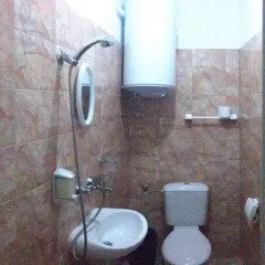 Отель East Gate Guest Rooms ванная