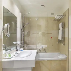 Отель NH Milano Touring 4* Улучшенный номер с различными типами кроватей фото 41