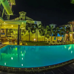 Отель Christima Residence бассейн