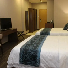 Golden Phoenix Hotel Manila 4* Номер Делюкс с различными типами кроватей