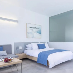 Отель Alti Santorini Suites Люкс с различными типами кроватей фото 11