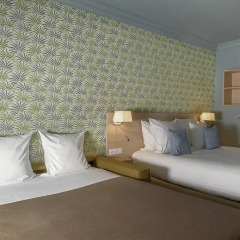 Отель Hôtel Du Centre 2* Стандартный семейный номер с двуспальной кроватью фото 17
