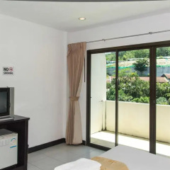 Отель Patong Bay Guesthouse 2* Улучшенный номер с различными типами кроватей фото 12