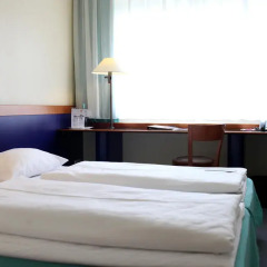 AZIMUT Hotel City South Berlin 3* Стандартный номер с двуспальной кроватью
