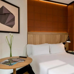 Отель H10 Puerta de Alcalá 4* Стандартный номер с двуспальной кроватью фото 3