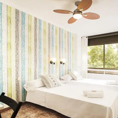Отель Fira Guest House Улучшенный номер с различными типами кроватей фото 4