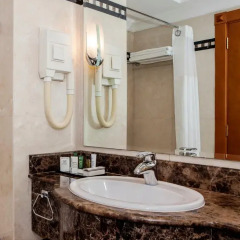 Отель Hilton Sharjah 5* Стандартный номер с различными типами кроватей фото 5