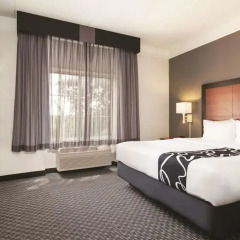 Отель La Quinta Inn & Suites Dallas North Central 2* Номер Делюкс с различными типами кроватей фото 2