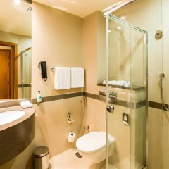 Отель Holiday Inn Express Dubai Airport ванная