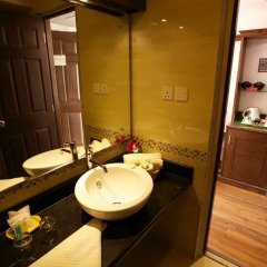 Отель Kathmandu Guest House by KGH Group Непал, Катманду - 1 отзыв об отеле, цены и фото номеров - забронировать отель Kathmandu Guest House by KGH Group онлайн ванная