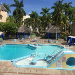 Отель SandCastles Deluxe Beach Resort бассейн