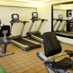Beverly Hills Plaza Hotel фитнесс-зал фото 2