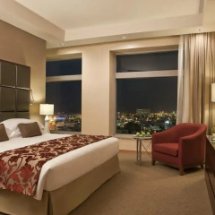 Отель Al Ghurair Rayhaan by Rotana Люкс с различными типами кроватей