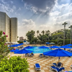 Beach Hotel by Bin Majid Hotels & Resorts бассейн