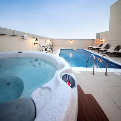 Adamo Hotel Apartments бассейн