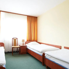 Отель Obiekt Hotelarski Patron Кровать в мужском общем номере с двухъярусной кроватью