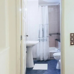 Отель Downtown with Terrace - 4 Bedrooms Порту ванная