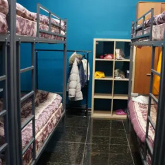 Хостел Уголок Кровать в мужском общем номере с двухъярусными кроватями