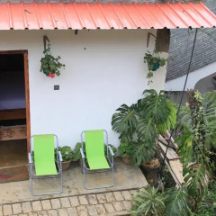 Отель Lily Bank Cottage бассейн