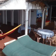 Отель Surfing Beach Guest House Хиккадува балкон
