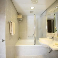 Crowne Plaza Tel Aviv Beach 3* Стандартный номер с двуспальной кроватью